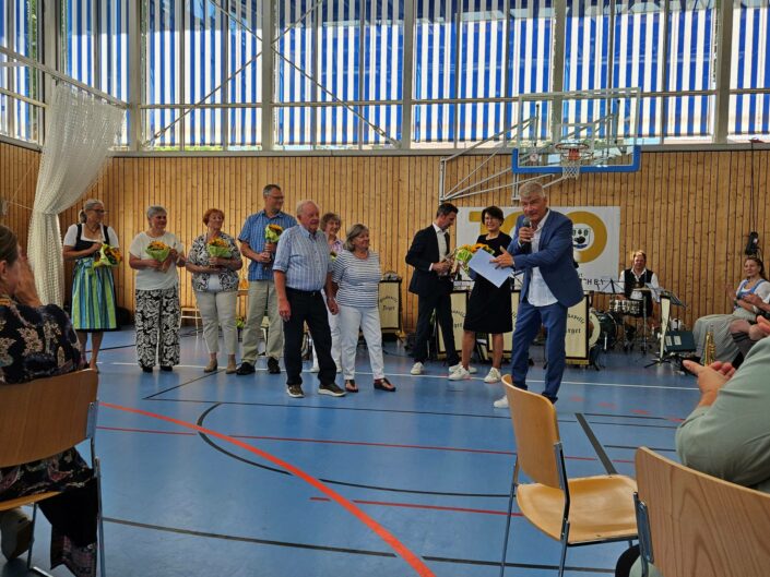 TSV Sauerlach 100 Jahre: Ehrung der Stillen Stars durch Vorstand Ingo Schwenzfeger