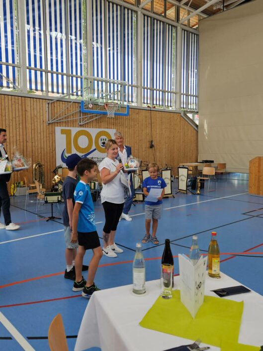 TSV Sauerlach 100 Jahre: Malwettbewerbs-Gewinner Grundschule - Ehrung und Preise durch zweiten Vorstand Lisa Maria Messner