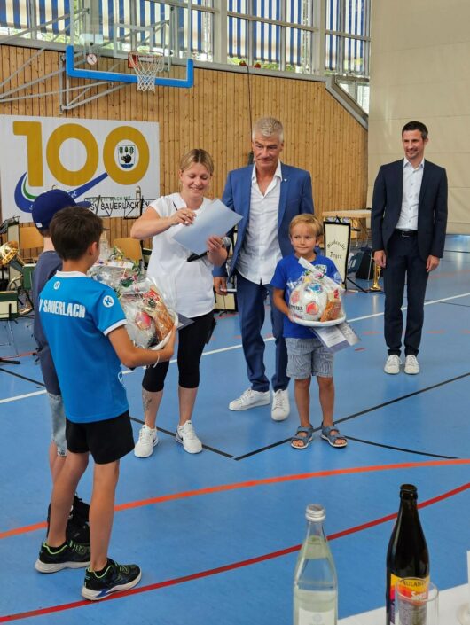 TSV Sauerlach 100 Jahre: Malwettbewerbs-Gewinner Grundschule - Ehrung und Preise durch zweiten Vorstand Lisa Maria Messner