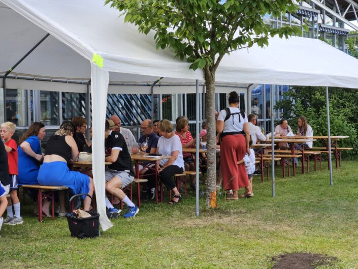 100 Jahre TSV Sauerlach - Sport-Spiel-Spaß Olympiade am Nachmittag, Verpflegung und gemeinsames Essen