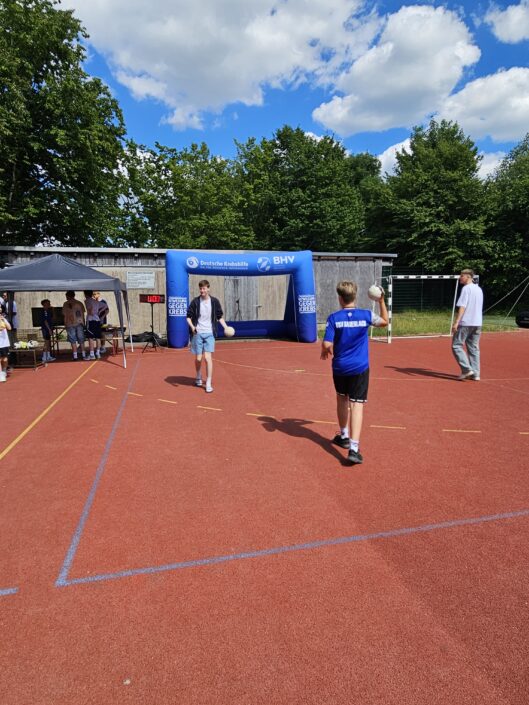 100 Jahre TSV Sauerlach - Sport-Spiel-Spaß Olympiade am Nachmittag, Station der Handball Abteilung